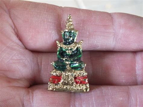 The Emerald Buddha – A Miniature Colossus Overflowing with Regal Grace and Iridescent Serenity!